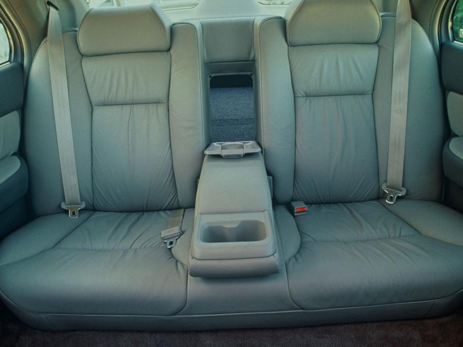 Интерьер Acura RL 3.5 (KA9) 1996 года  (фото 8 из 10)